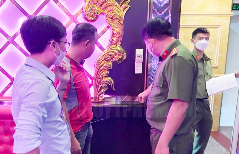 停止與暫停多個卡拉 OK 經營單位