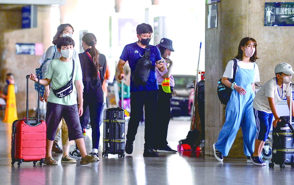 旅遊業預報繼續復甦和推動勞務業增長。