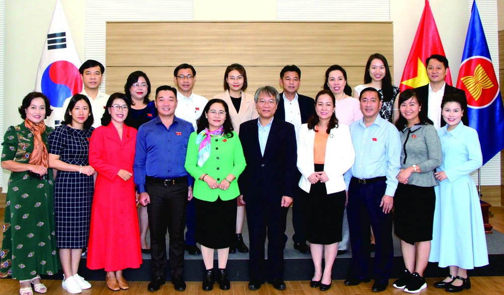 市人民議會主席阮氏麗與大使館工作人員合影。