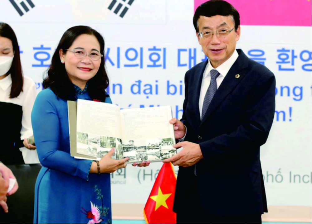 市人民議會主席阮氏麗向仁川市 議會主席許植贈送禮物。