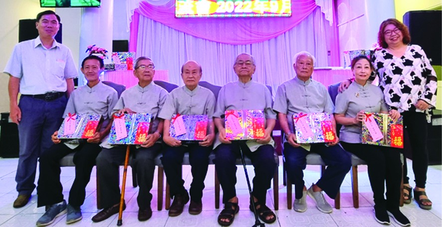 執委會向高齡會員贈送禮物祝賀。