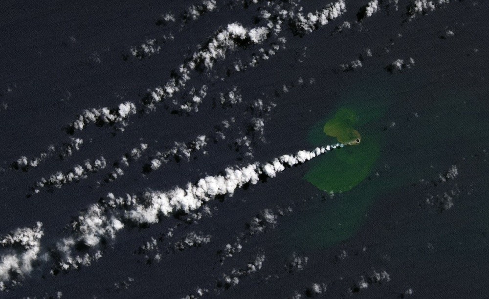 這座全新出現島嶼位在西南太平洋，此處有大量海底火山。（圖／翻攝自NASA Earth Observatory）