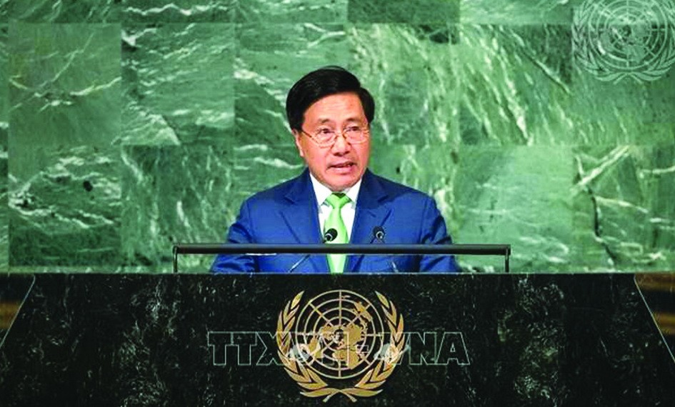 越南政府常務副總理范平明正在發表講話。