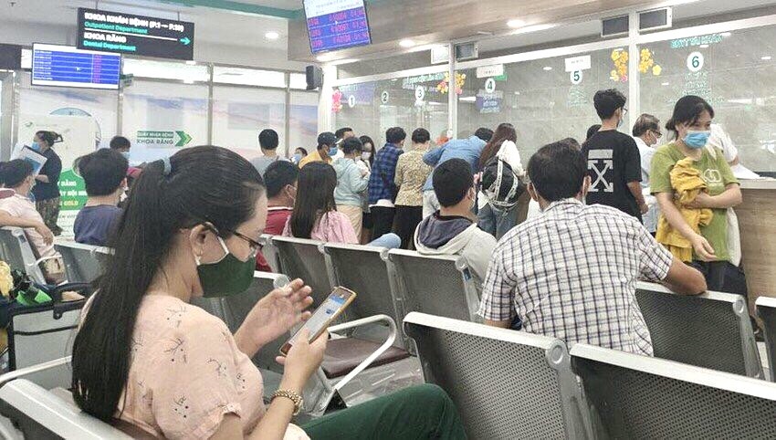 民眾在175軍醫醫院登記診療。