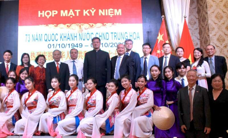 領導、貴賓與參加文藝表演的大學生合照留念。