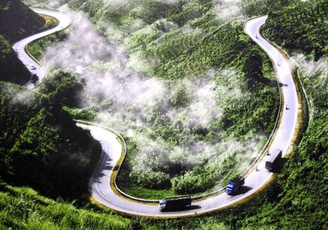 賈嶺山徑蜿蜒曲折。