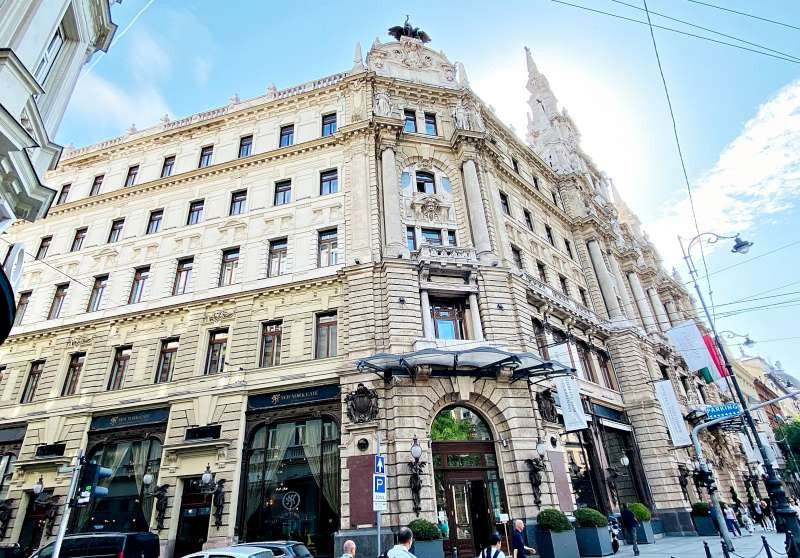 布達佩斯紐約咖啡館的外觀像一座氣勢磅礡的宮殿。