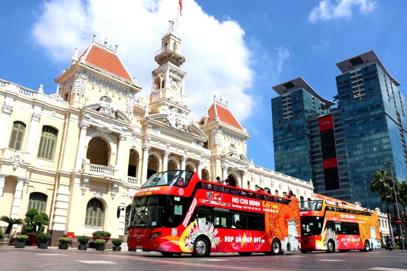 國際遊客坐敞篷巴士遊覽本市中心區。