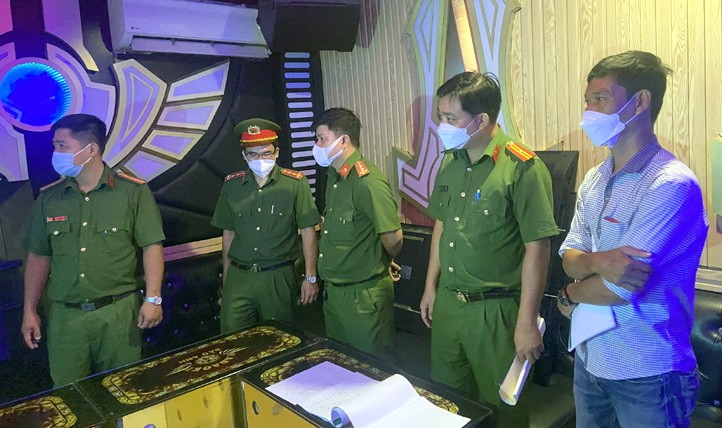 多間卡拉 Ok、舞廳和酒吧停業