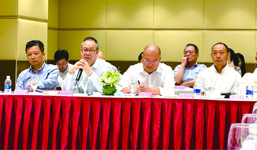 中國駐本市商務參贊韋錫臣（左二）於會上發表講話。