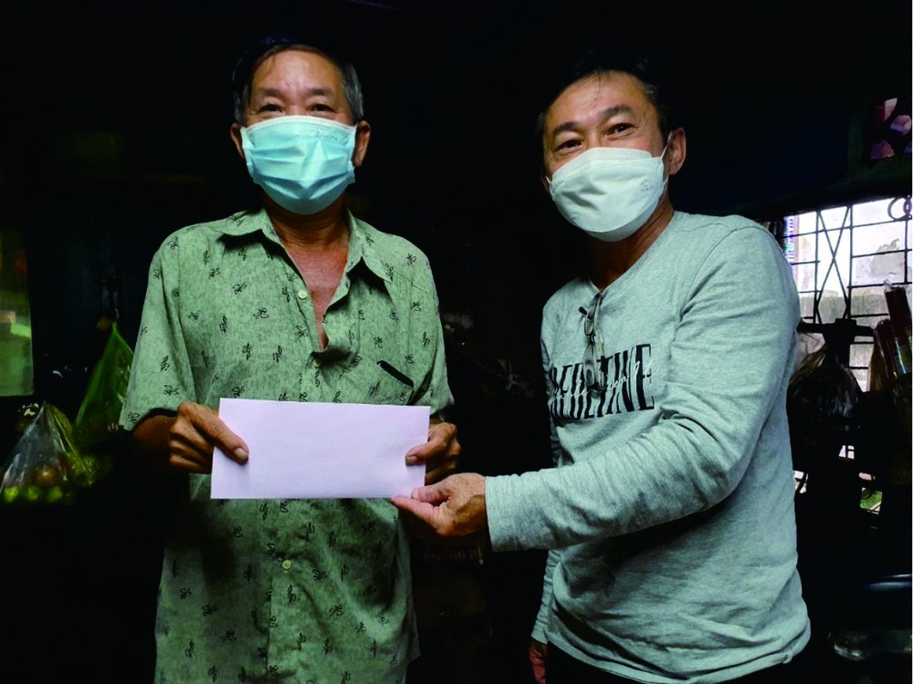 黃喜(左)接到善款時非常感動。