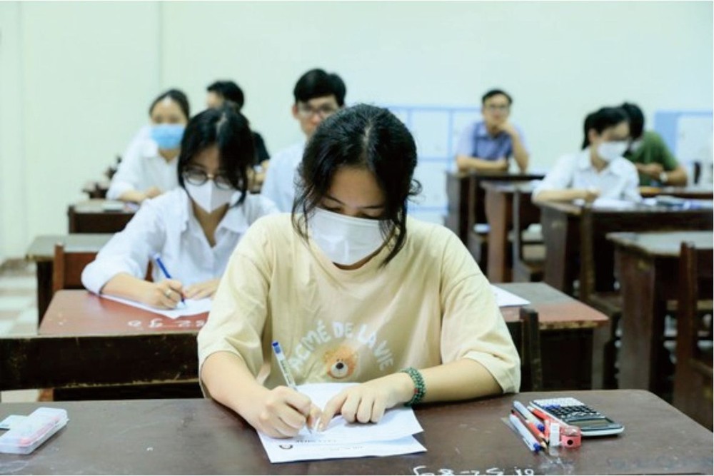 學生參加高中畢業考試。