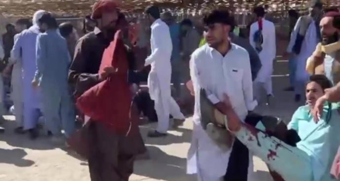 扎黑丹市警察局外發生交火，造成數十人傷亡。（圖：互聯網）