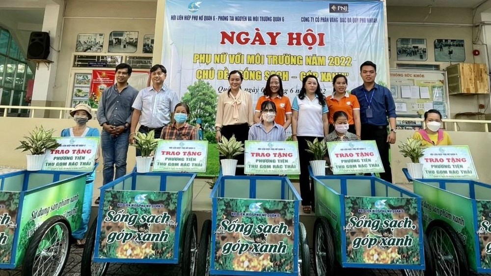 第六郡婦聯會同郡資源與環保科配合，向清貧婦女贈送謀生工具。