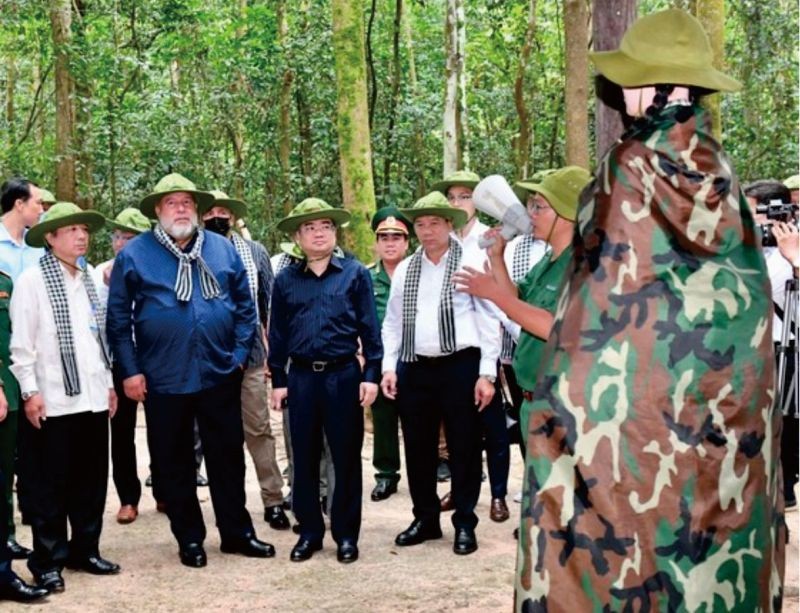 古巴總理曼努埃爾參觀古芝地道。