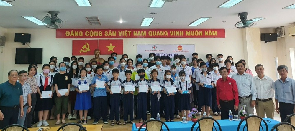 獲獎大、中、小學生與組委會合影。