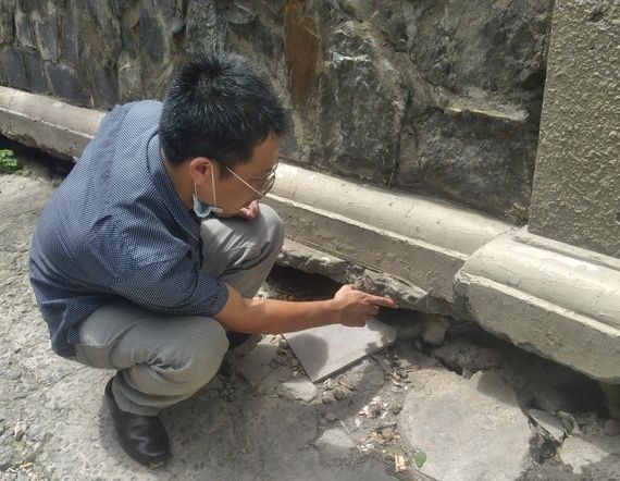 平盛郡第廿二坊阮友景街67號巷The M.高層建築圍牆地基沉降（攝於9月15日）。