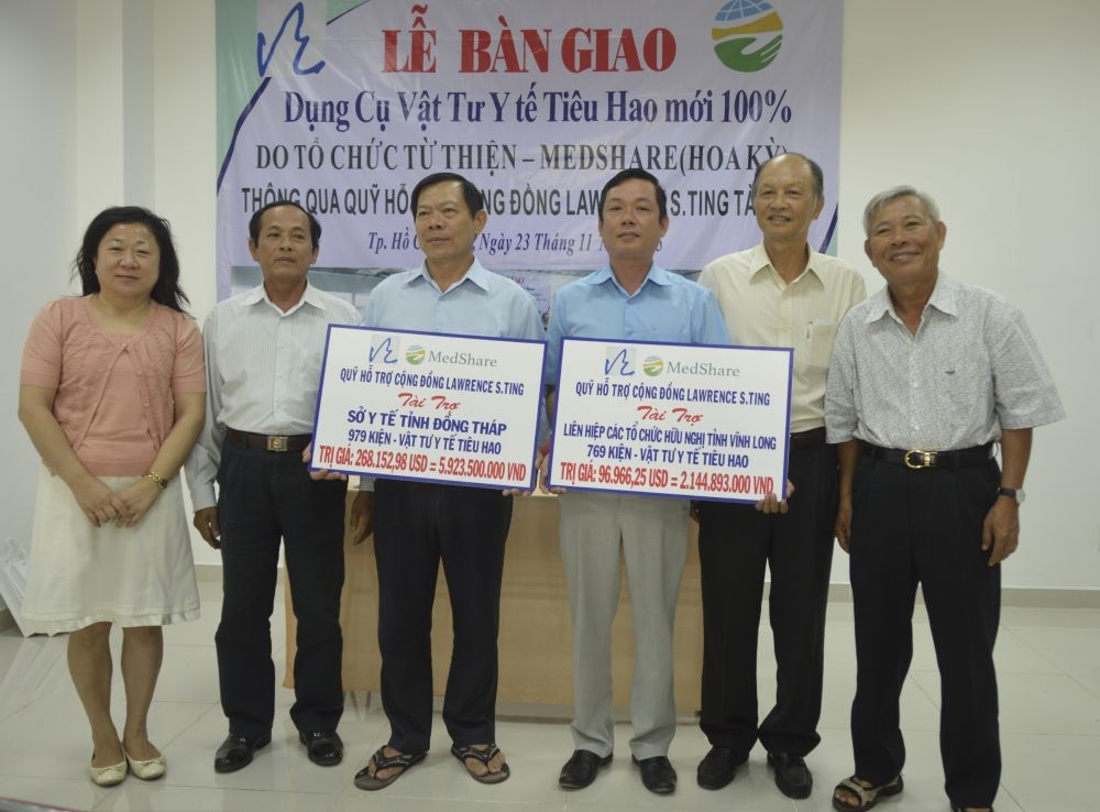 丁善理紀念基金會給永隆與同塔省轉贈醫療物資。