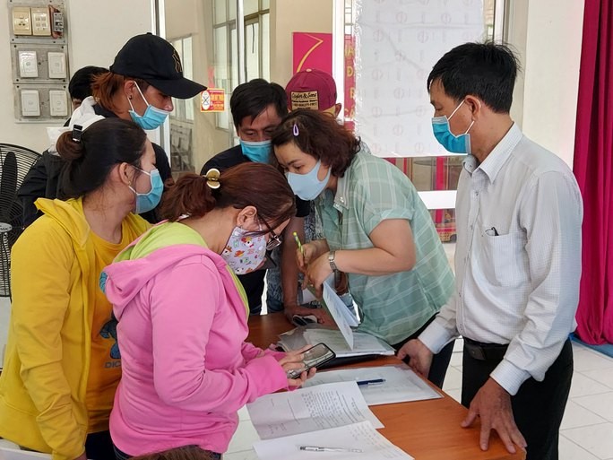 新平郡社保機關幹部（右）指引勞工辦理領取社保金手續。