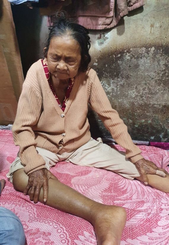 羅四妹大娘每天只能坐和躺著。