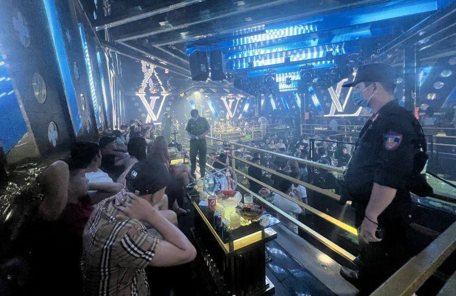 圖為9月18日晚，職能力量檢查團對LV俱樂部酒吧進行突檢時的現場。