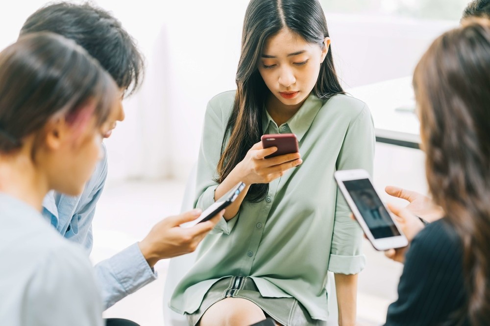 儘管坐在一起但沒有交流。