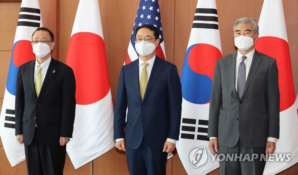 資料圖片：6月3日，在首爾鐘路區的外交部大樓，韓國外交部韓半島和平交涉本部長金健（中）同美國國務院對朝政策特別代表星·金（右）和日本外務省亞大局局長船越健裕舉行三邊會談。圖為三方在會談開始前合影留念。（圖：韓聯社）