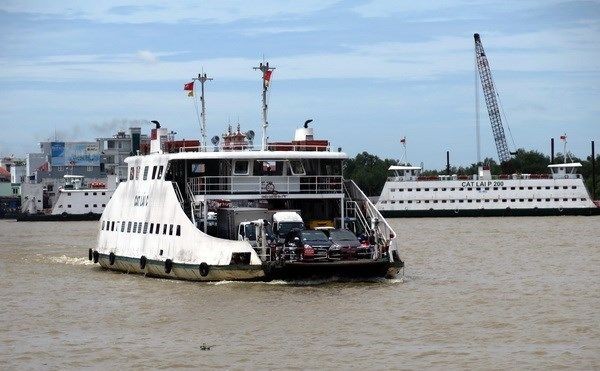 一艘桔萊渡輪在渡河。（圖：越通社）