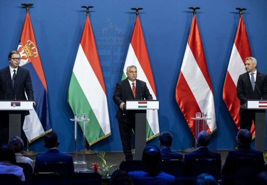 左起：塞爾維亞總統武契奇、匈牙利總理歐爾班及奧地利總理內哈默，出席聯合記者會。（圖：AFP）