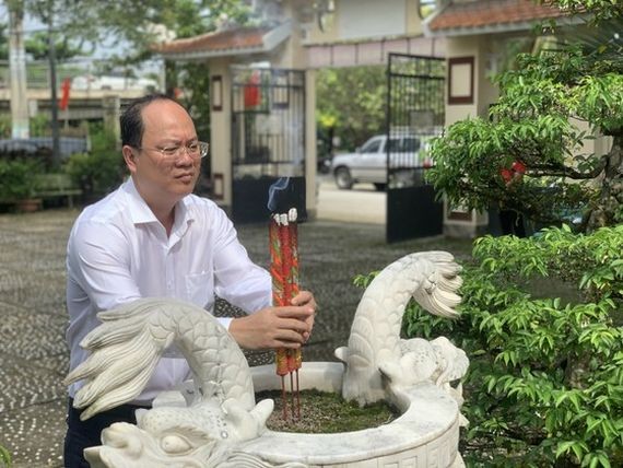 市委副書記阮胡海在福門縣歷史遺跡上香