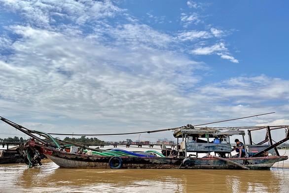 沙賊自行打沉兩艘採沙船