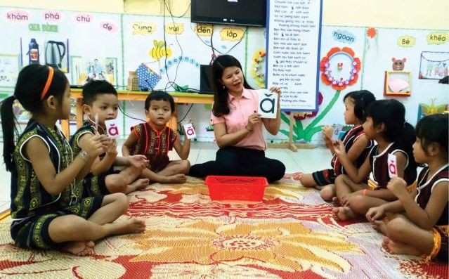 少數民族學生學習越語。