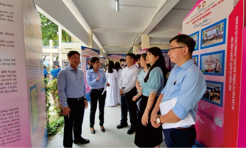 第五郡越南祖國陣線委員會主席黎晉才(左一)與各會館、代表參觀“胡志明文化空間”。