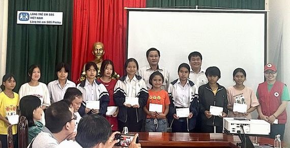 紅十字會向百里居孤兒送暖