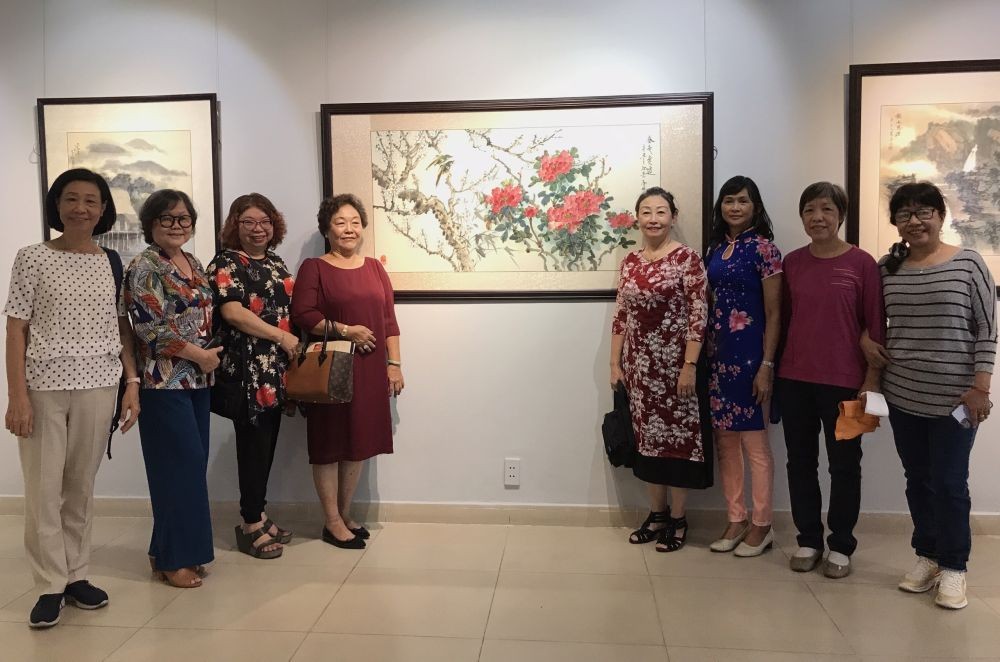 觀眾在張漢明生前最後一幅作品前拍照留念。