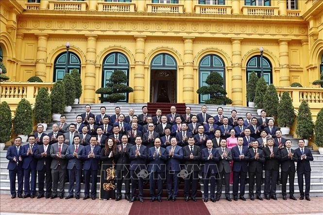 國家主席阮春福與模範國企代表合影。