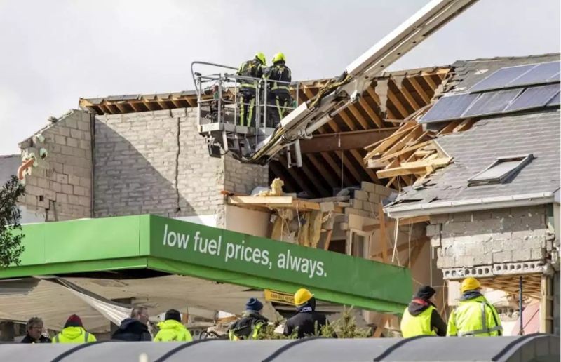 緊急救援人員抵達爆炸事故現場。（圖：互聯網）