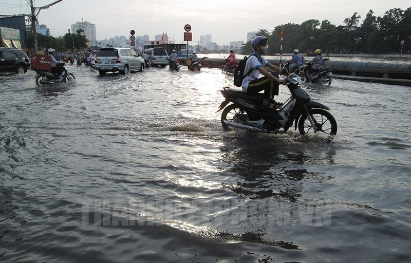 每逢潮汛高漲時第七郡陳春纂街道往往嚴重受淹。（圖：市黨部新聞網）