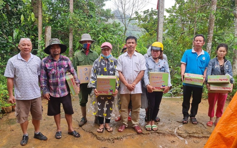 芽莊廣東會館理事長鄭成龍(左一)向災民贈送禮物。