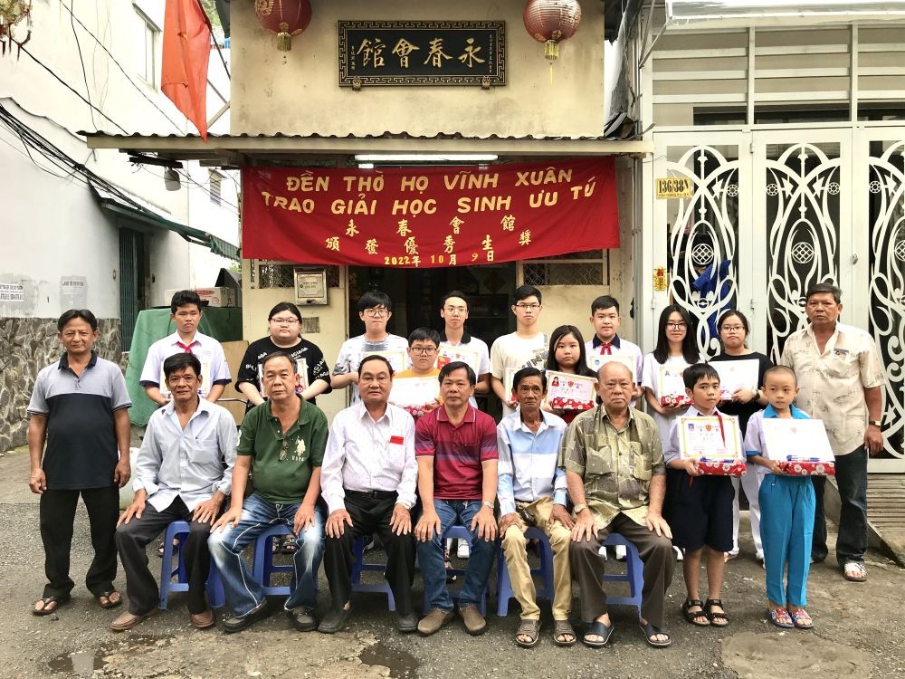 永春會館理事與領取獎學金子弟合照留念。