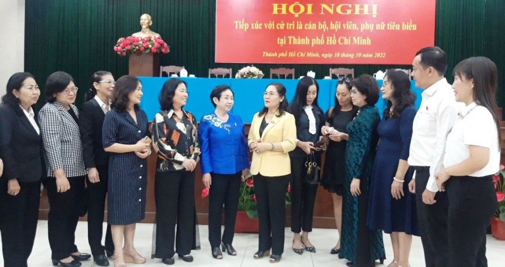 市人民議會主席阮氏麗與婦女代表交談。（圖：阮元）