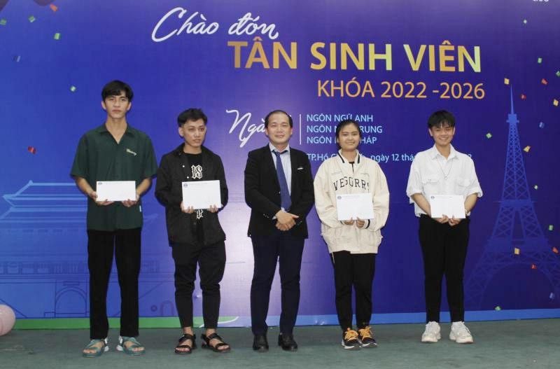 文獻大學外語系副主任賴開榮（中）向優秀生頒獎。