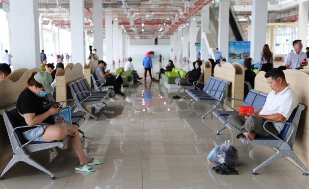 乘客在新東區車站候車室等候乘車。（圖：VOV）