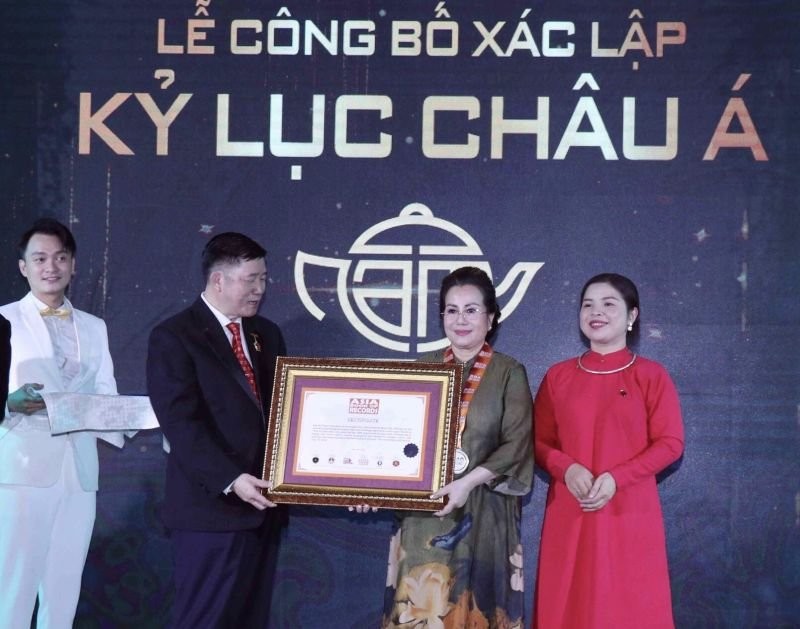 本市收藏家吳氏清心（右二）榮獲亞洲紀錄認證書。