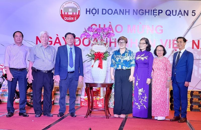 第五郡領導送花籃祝賀商會。