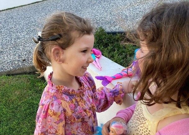 哈麗雅特（左）展示自己雙耳。（圖：互聯網）