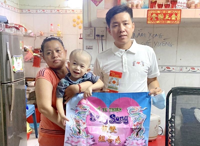 雙龍慈善組顧問曾廣健向黃天龍母子轉交1000萬元。