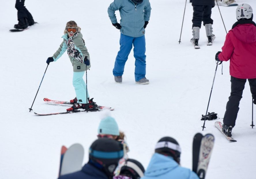圖為 2020年7月4日，人們在新西蘭北島中部華卡帕帕滑雪場滑雪。（圖：新華社）
