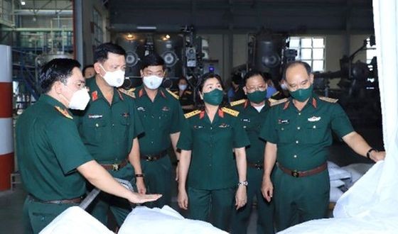 第七軍區司令部領導探望７號紡織品成衣股份公司。