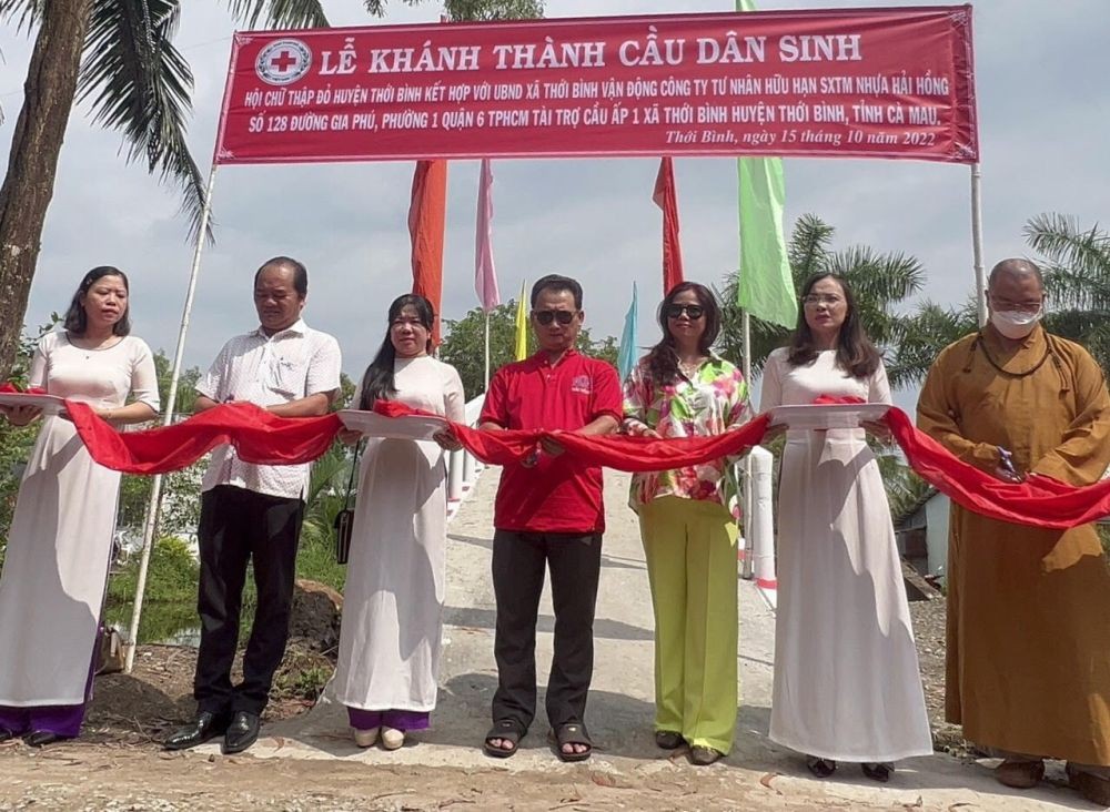 地方領導與海鴻公司總經理鄒國榮伉儷(中)參加剪綵儀式。